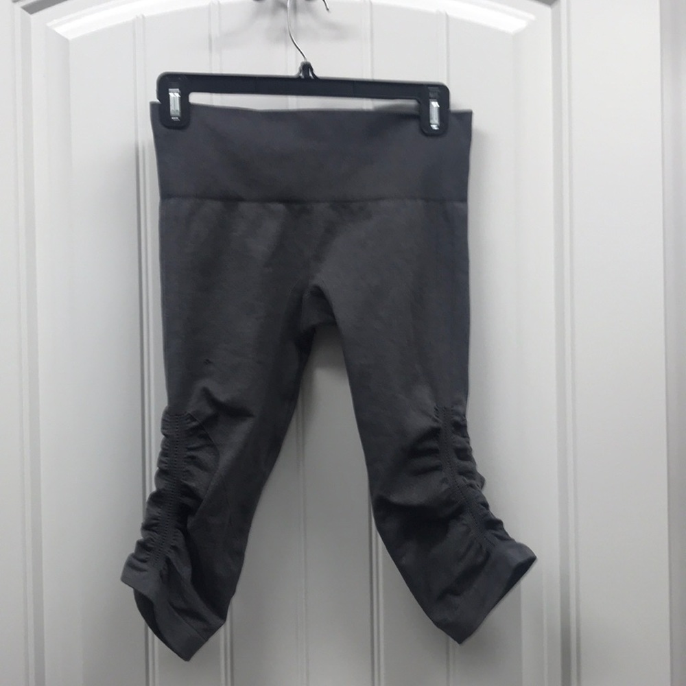 Lululemon in the Flow crop pant. Gray sz 6